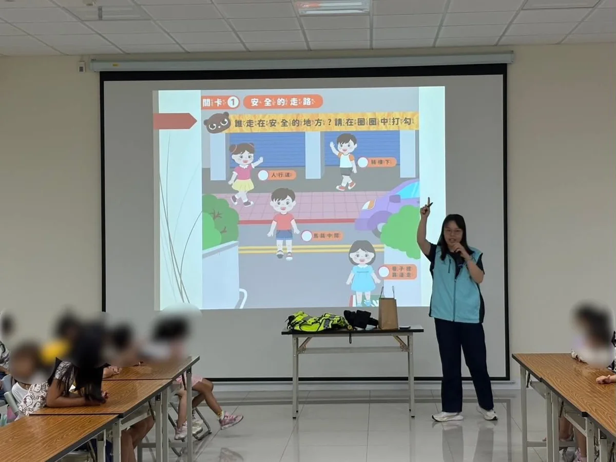 天真幼兒園走進臺東警察分局　從走路到開車門學安全