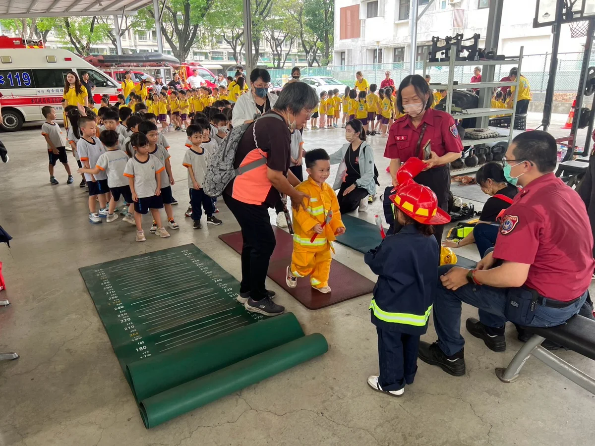 楠梓消防體驗營開課　150名孩子闖關學防火與防溺