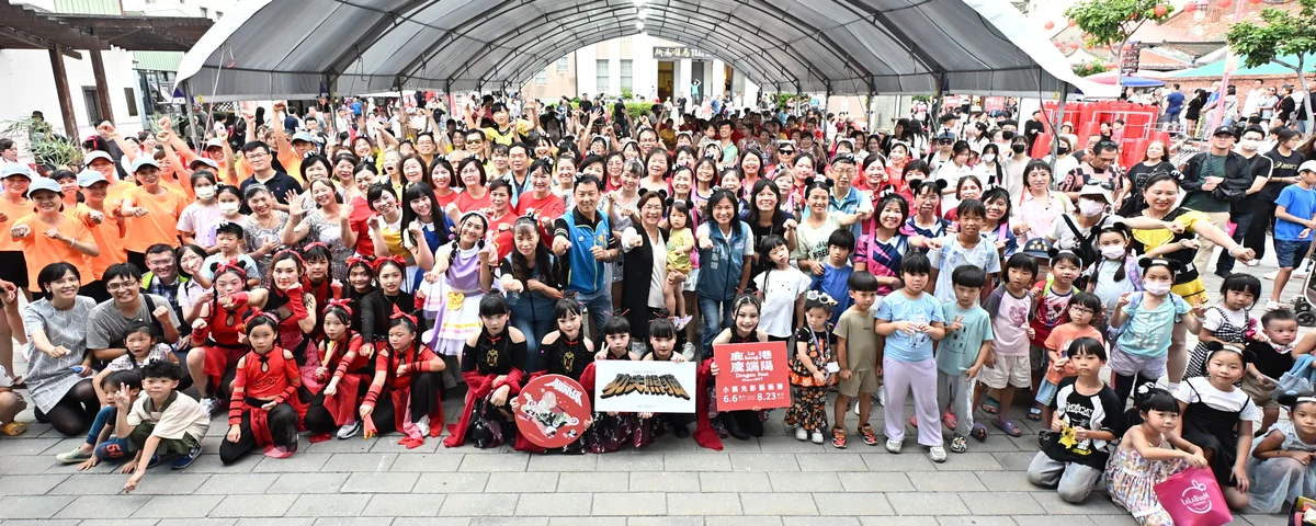 鹿港公會堂前千人齊跳 小鎮光影藝術節暑假熱起來