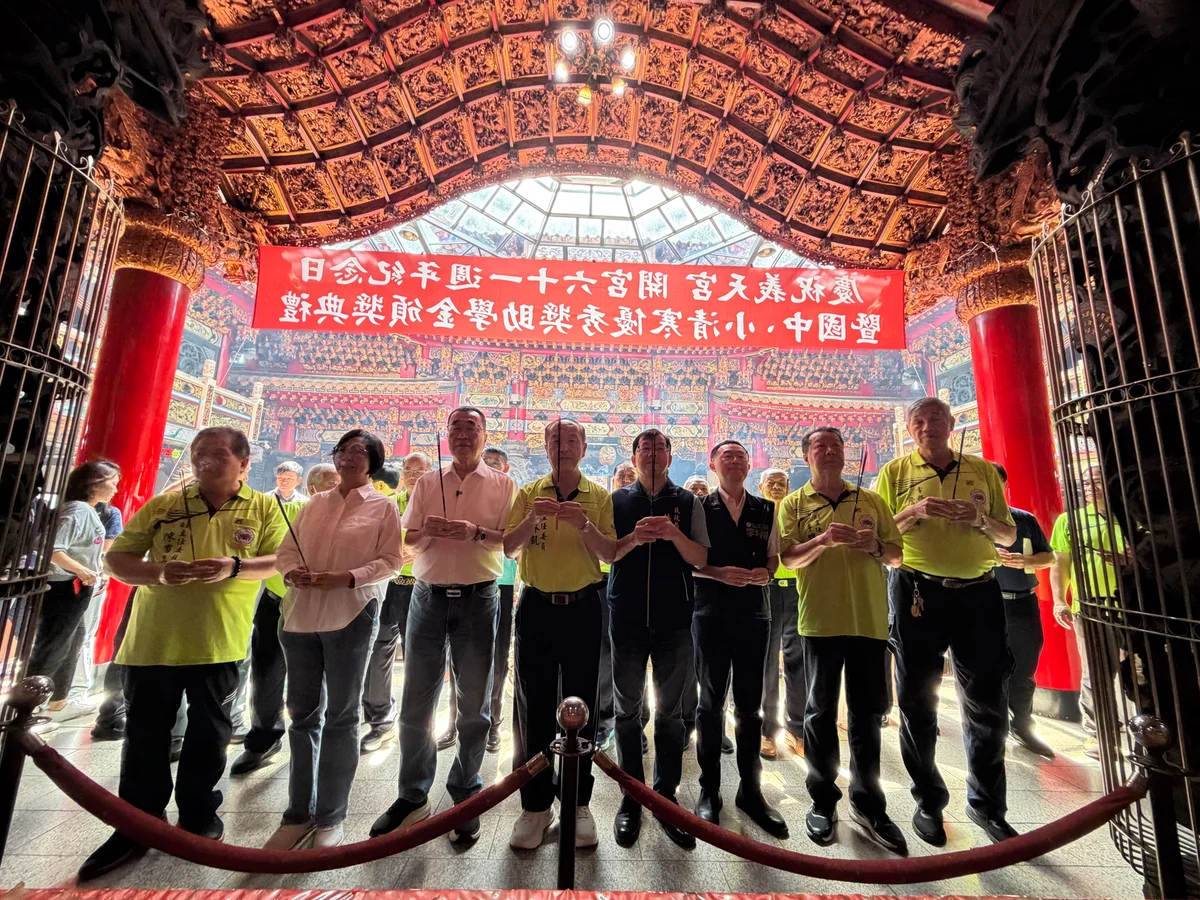 三重義天宮首辦清寒獎助學金 林耀長到場為學子打氣