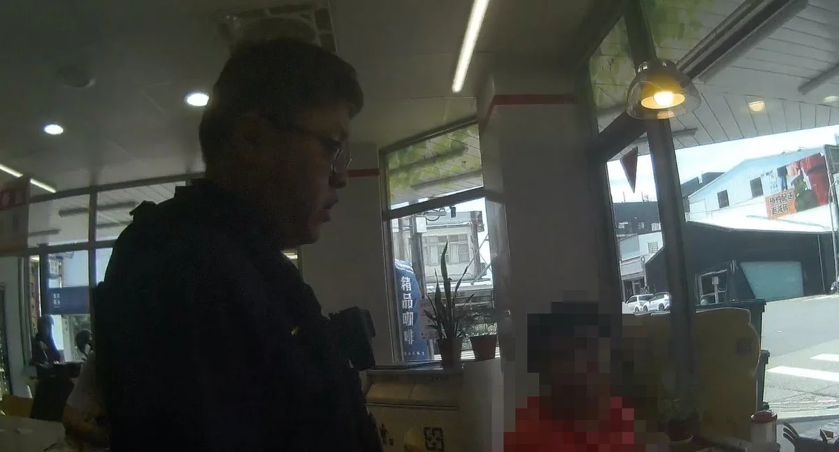 正氣北路超商前徘徊 馬蘭警陪著民眾等到家屬來
