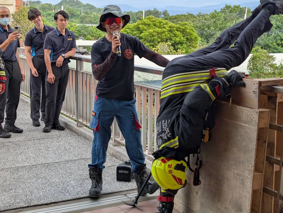 從架梯到夥伴救援 第一大隊反覆練習火場自救戰技