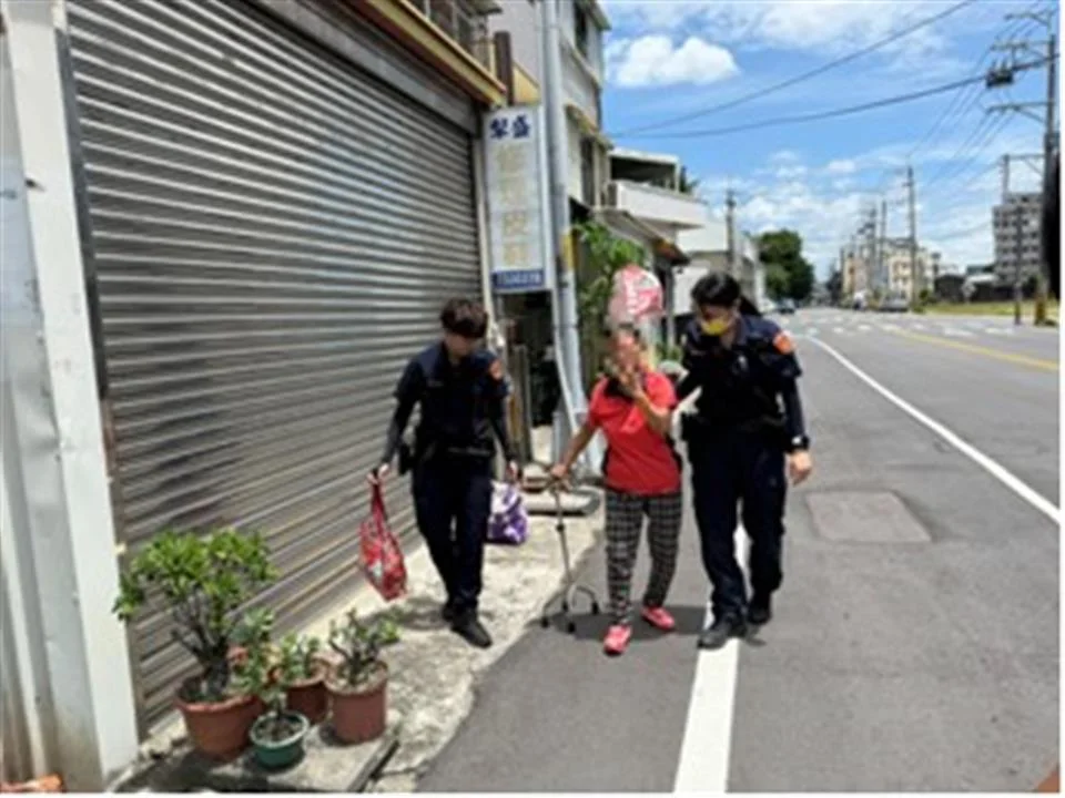 忘了回家的路 彰化警在自強南路護送婦人返和美