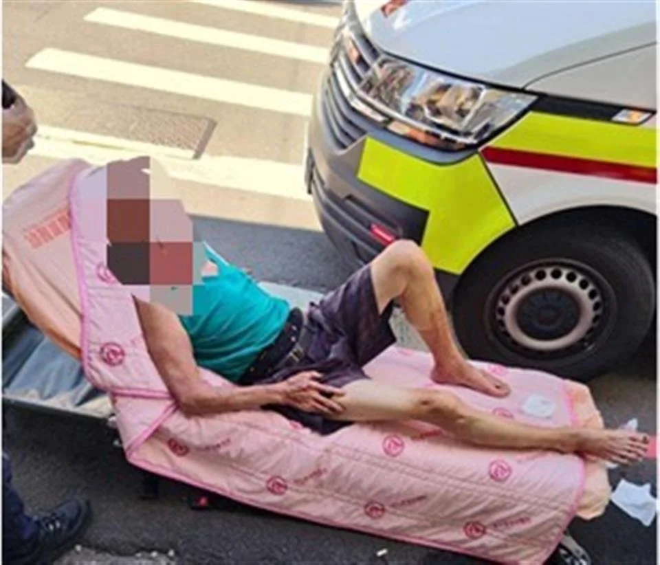 烈日下癱坐和美路口 警民接力護送老翁就醫