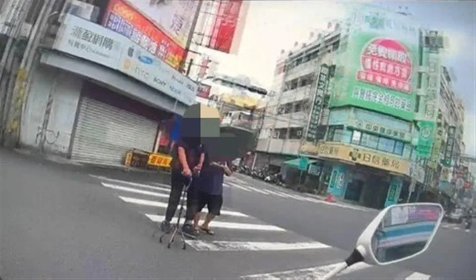 紅燈將轉換前 員林警在路口守住老翁過街這段路