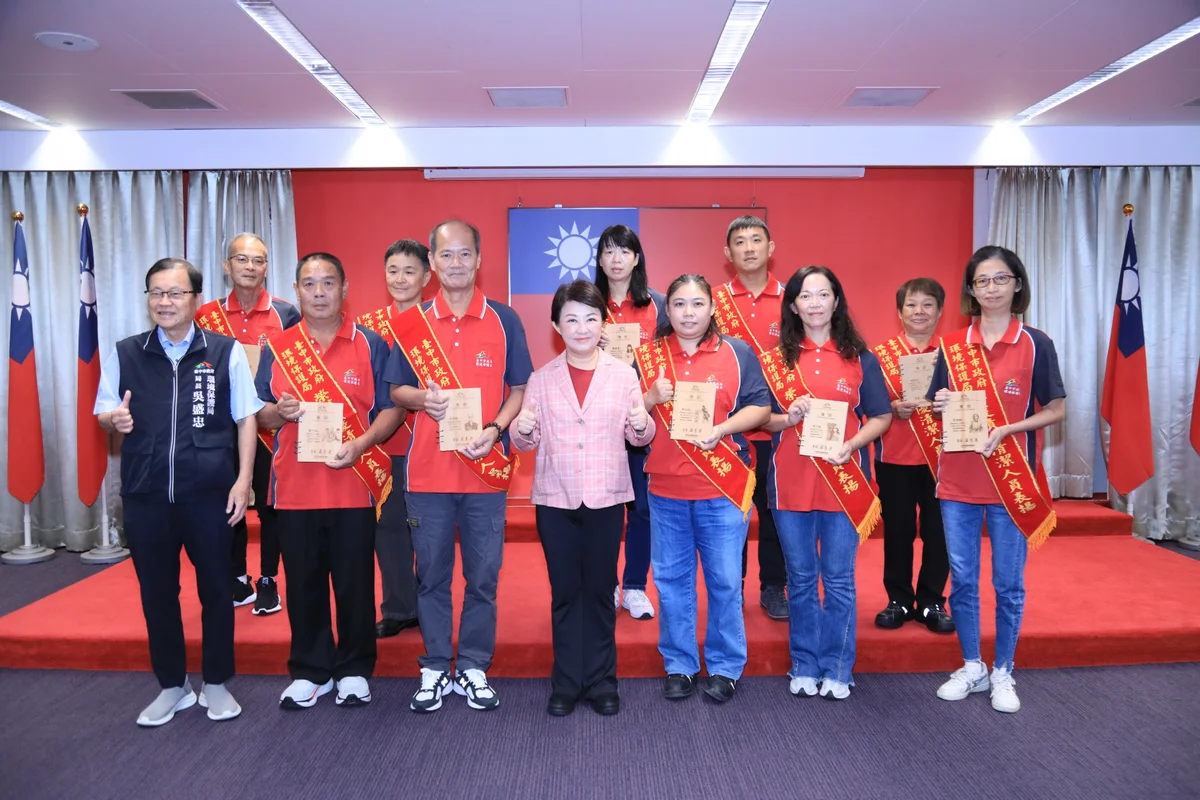 台中六十名績優清潔隊員獲表揚　老檜木獎狀記下辛勞