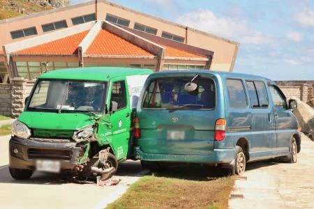 東引海淡廠前彎道擦撞 郵政公務車撞上路邊休旅車