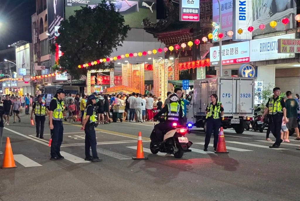 長者一時過不了馬路 草屯遶境隊伍旁員警伸手攙扶