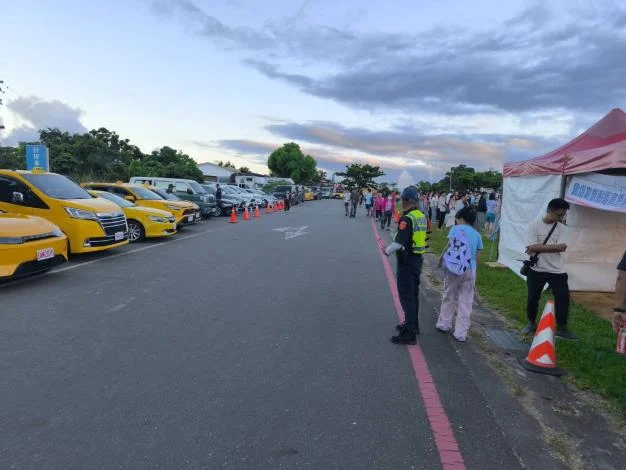 鹿野高台首日湧逾2萬人 關山警交管疏導守住賞球路