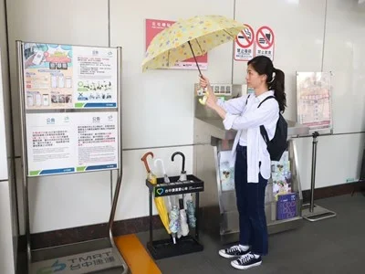 出站突然下大雨怎麼辦　台中捷運18個車站免費愛心傘幫你遮風擋雨