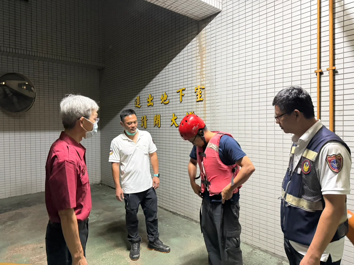 暑假戲水旺季將近 高雄鳳祥分隊先練救援也走進水域宣導