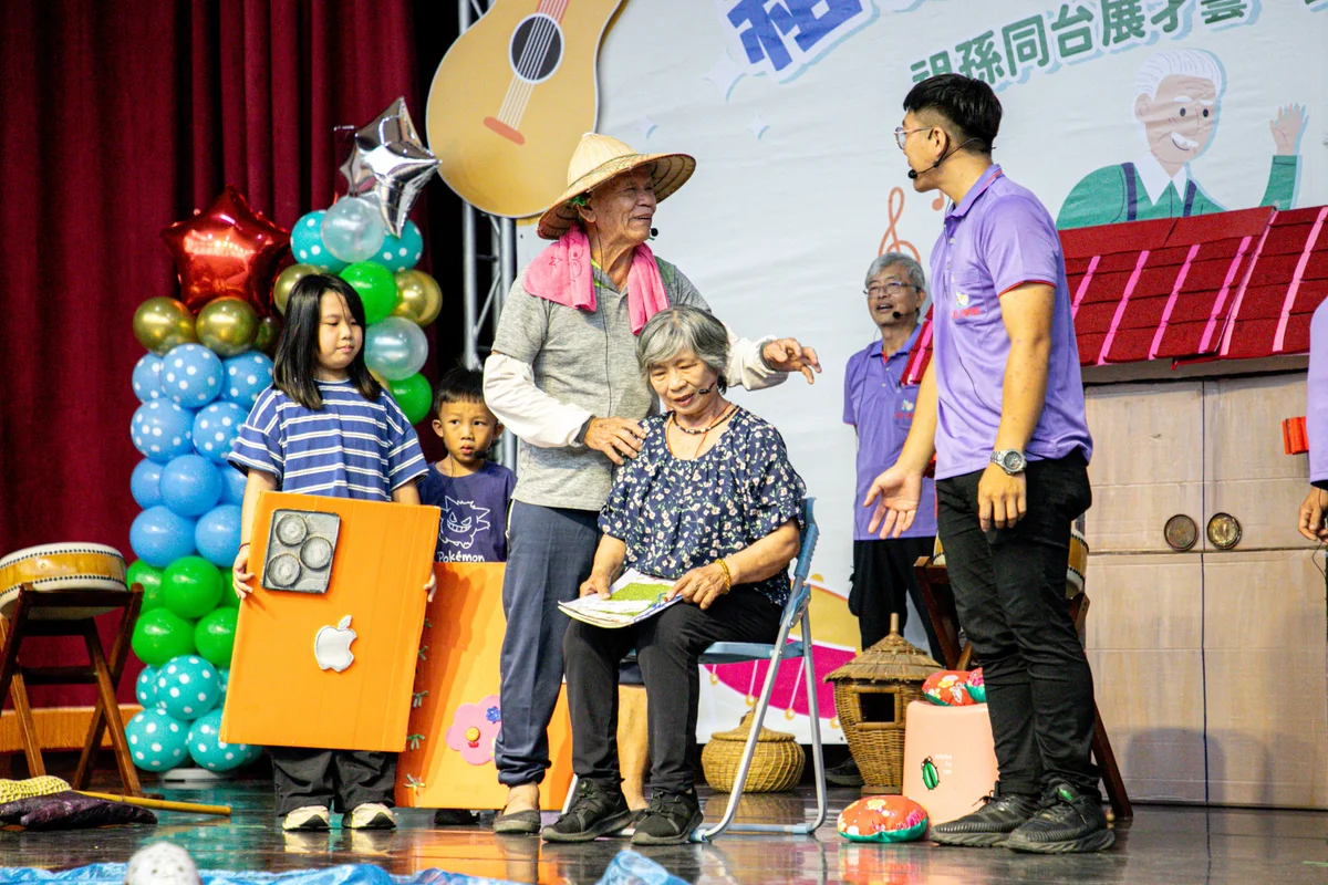 九組祖孫登台秀默契　嘉義縣祖父母節傳承家的記憶