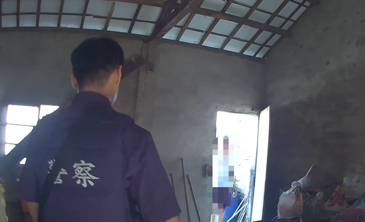 二水民宅庭院枯草悶燒 兩名巡邏員警與屋主合力撲滅