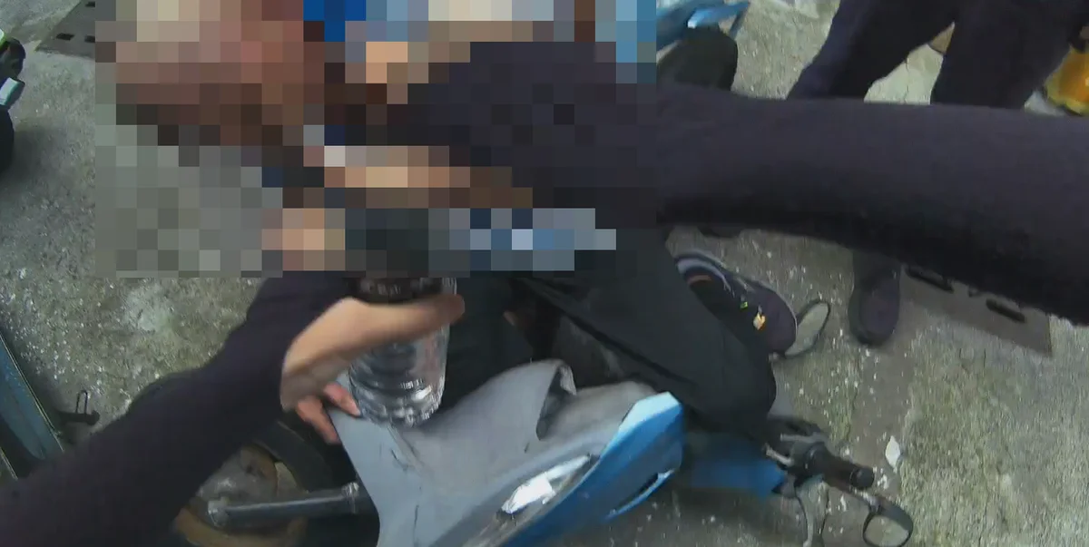 老翁倒在巷內起不了身 馬公警消趕到場送醫