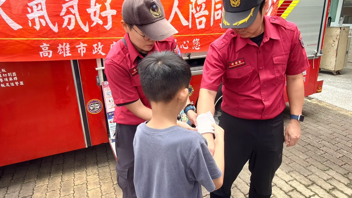 彎低身子練逃生 新庄國小學童動手學防火救護