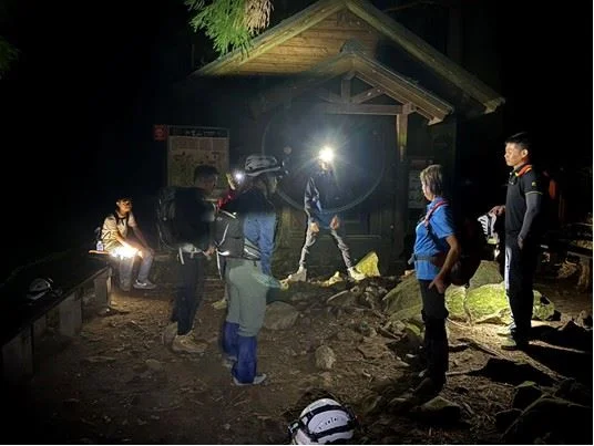 加里山下山走錯路　十八歲登山客由消防人員護送返抵鹿場