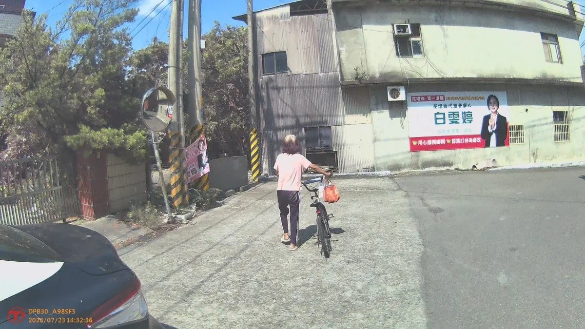 大村松槐路迷途老婦烈日下疲憊 警載單車陪她找到回家路
