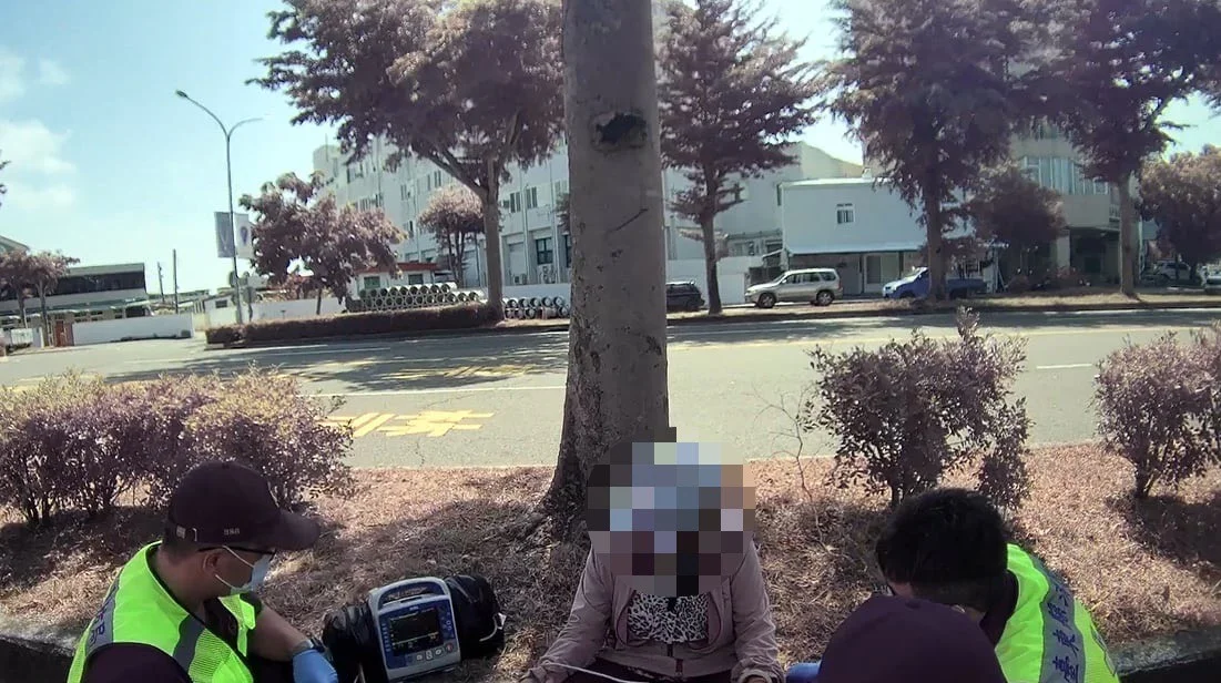 婦人不適倒坐分隔島　寶桑警牽車送她平安返家