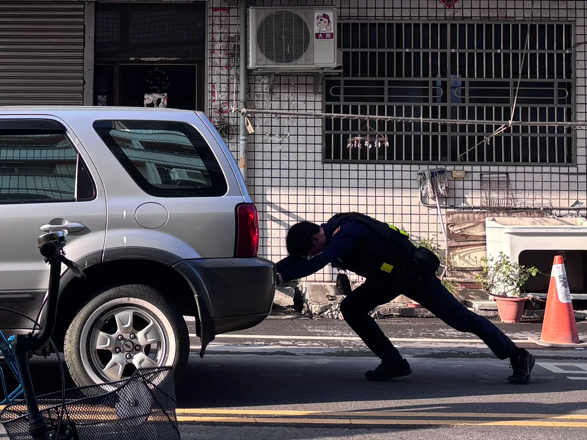 車壞在路中央一時慌了 社頭警邱智楷徒手推車解危