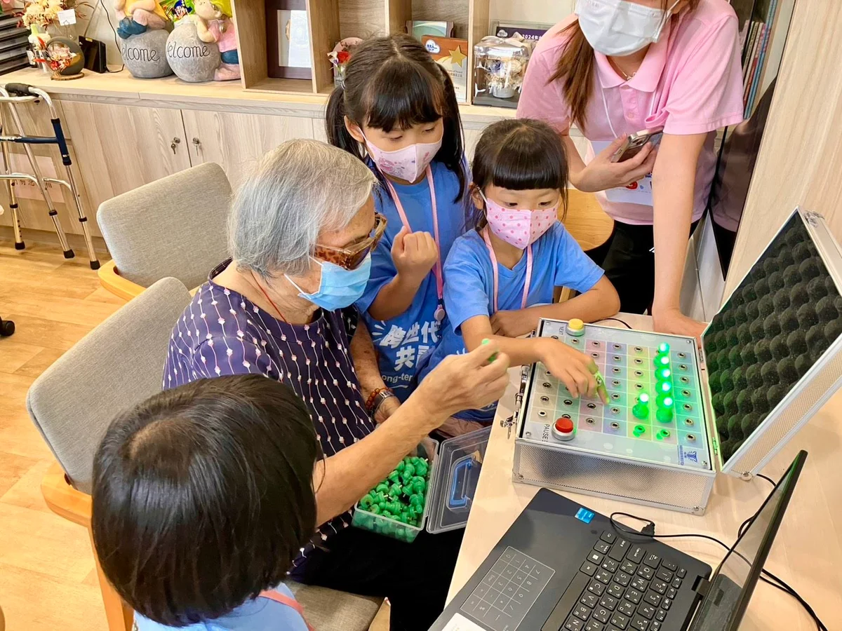 義竹長照夏令營結訓 13名孩子陪長輩走進服務現場
