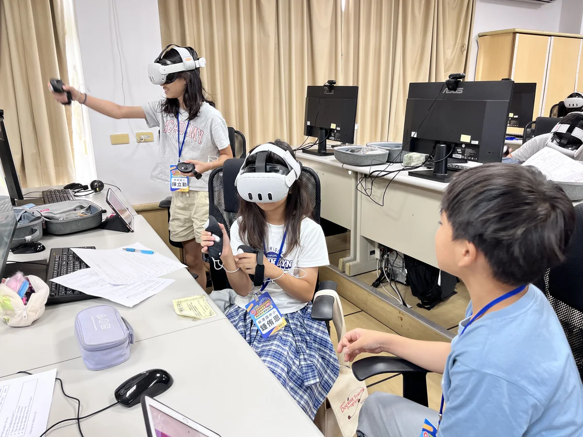 走進自己設計的智慧城市 苗栗30名學子XR裡練英語播報