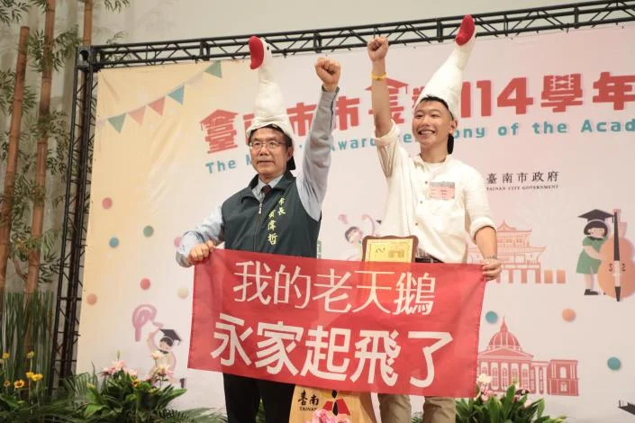 台南市長獎國中第2場頒獎 黃偉哲與575名畢業生創意合影