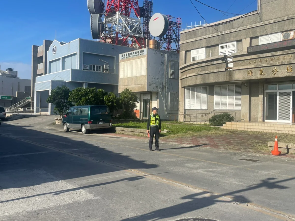 暑假綠島機車遊客多 東警提醒安全帽帽帶要扣妥