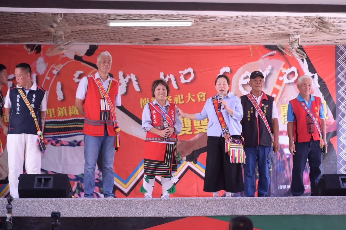 走進南區多個部落 徐榛蔚向族人致意共度豐年祭