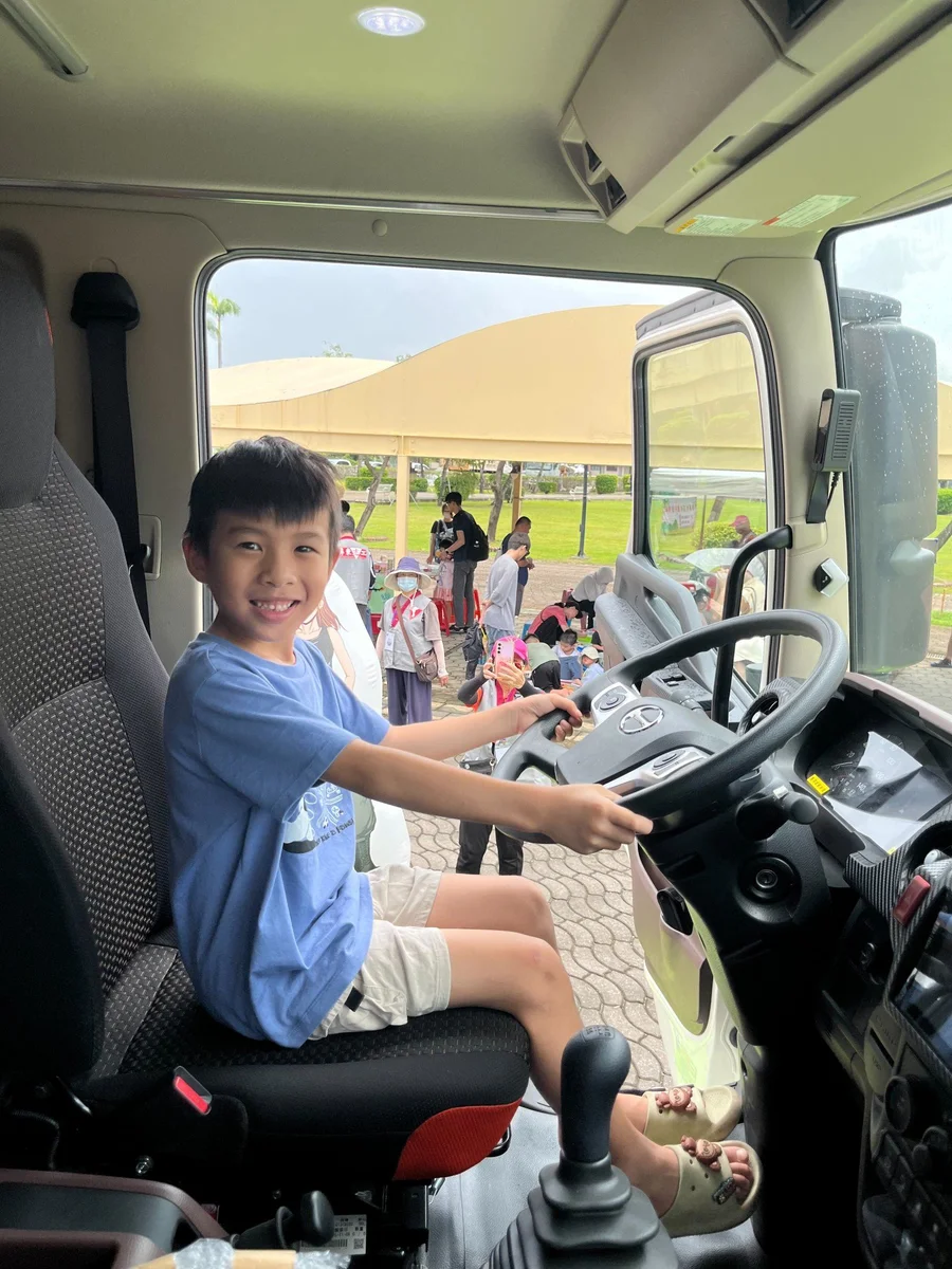 屏東移動遊樂園連跑兩場 親子在公園邊玩邊學交通安全