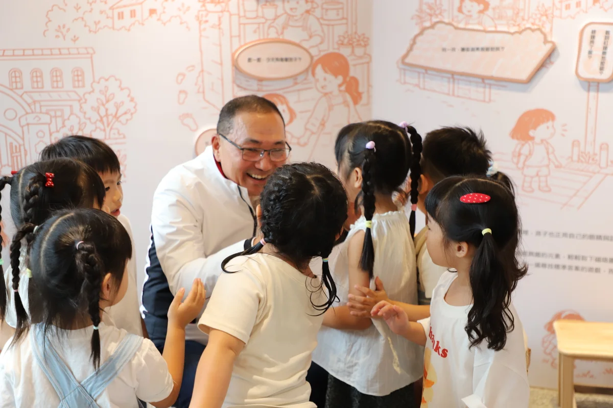 侯友宜與幼兒園孩子互動 見證新北八年教育成果
