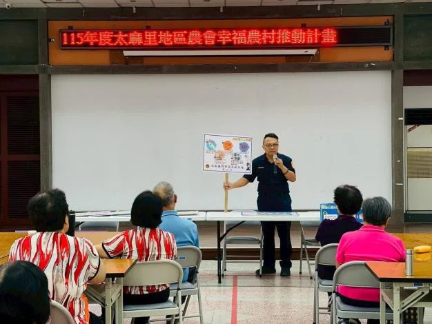 許東凱抱著吉他開唱 太麻里警把防詐與交安說進農村