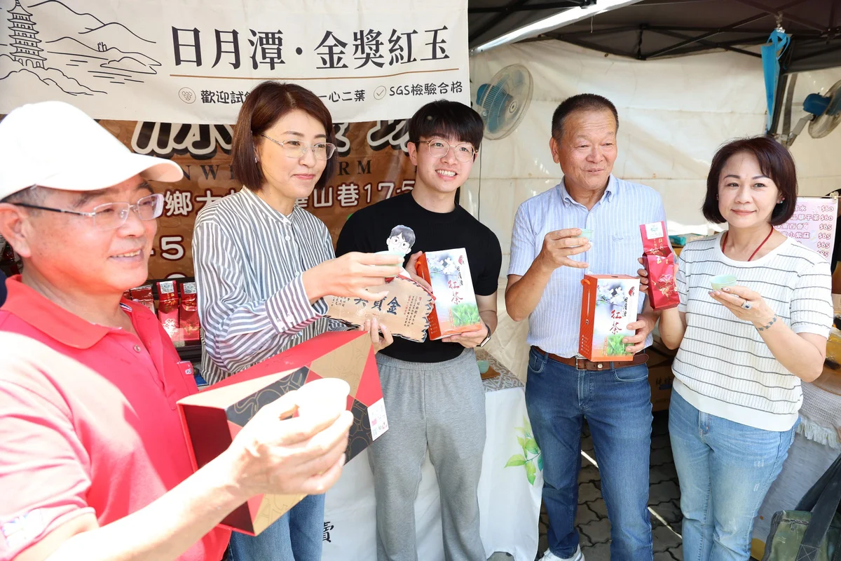 南投服務區飄果香 集集青農市集週末端出荔枝與香蕉