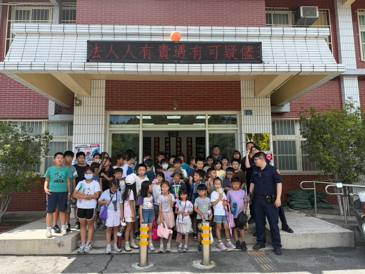 孩子走進永靖分駐所　從穿防彈衣開始認識警察日常