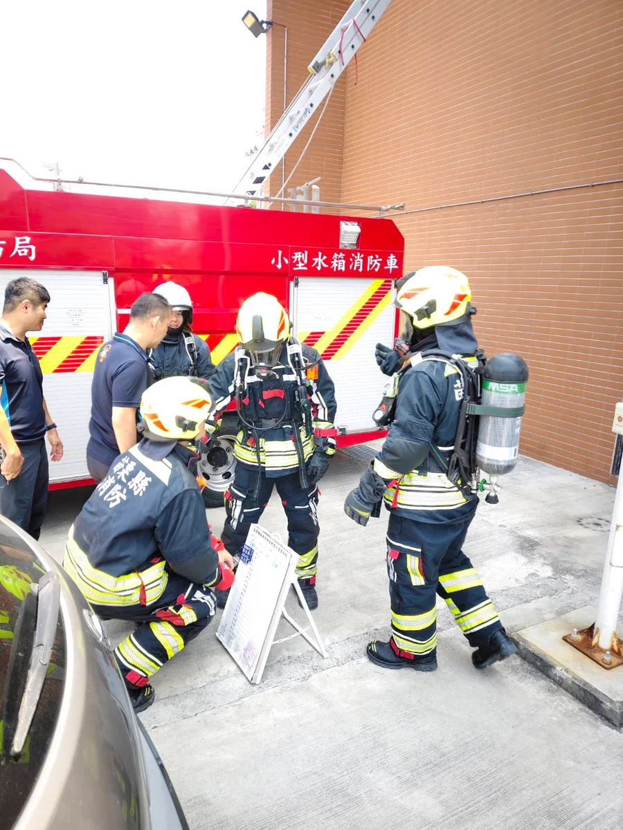 兩梯次救災安全管制訓練　65名學員練搖籃式搬運