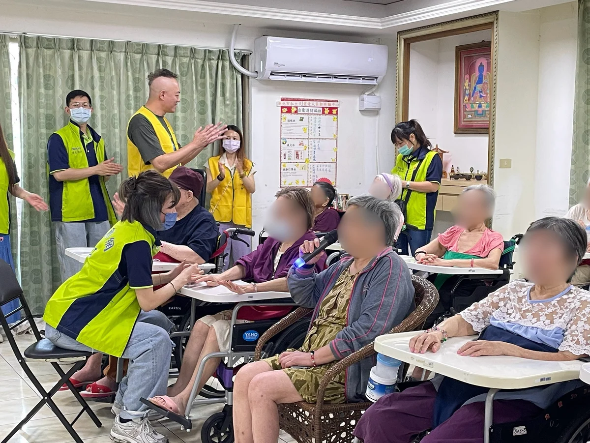 走進天愛長照中心 華電聯網志工陪長者聊起生命故事