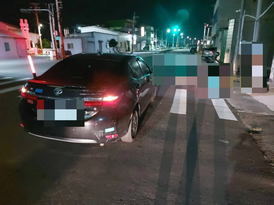 鹿港騎士擦撞倒地受傷 草港派出所警員先送醫再移車排危
