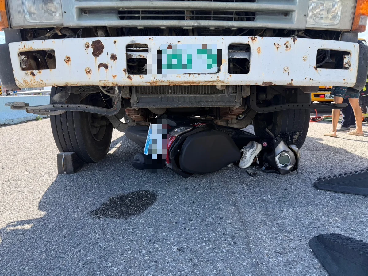 臺東臨海路二段路口車禍 機車騎士受困車底傷重不治