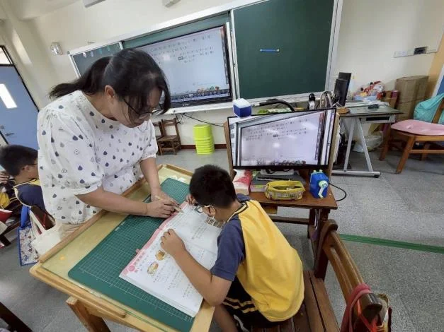 「看清黑板的字了」 輔具幫忙重度視障小星考第一名