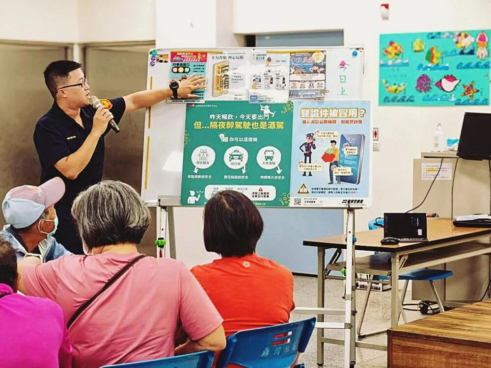帆布袋印上圖案也記住防詐 沙港警走進鼎灣社區