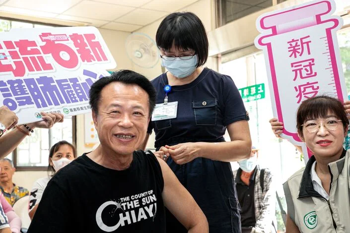 翁章梁、陳紫君帶頭接種 嘉義流感與新冠疫苗開打