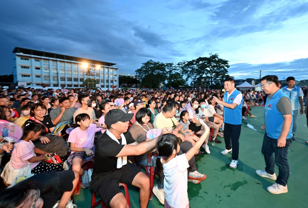 公館國小夜裡看火舞 動物消防隊首演吸滿場鄉親