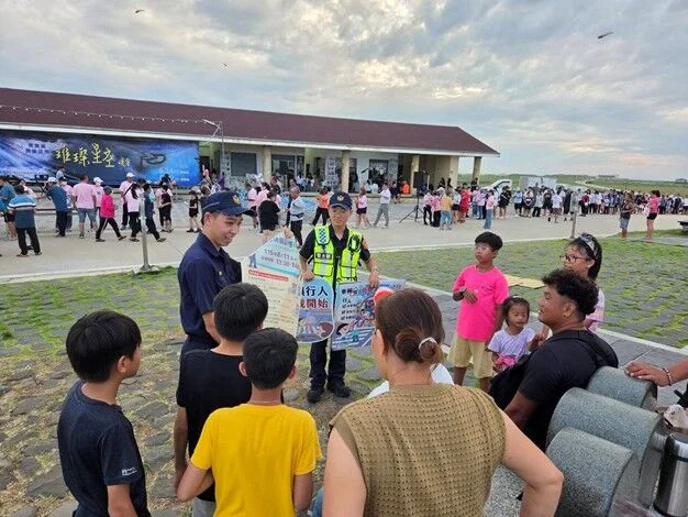 七美星空晚會吸引人潮　望安警守住雙心石滬夏夜秩序