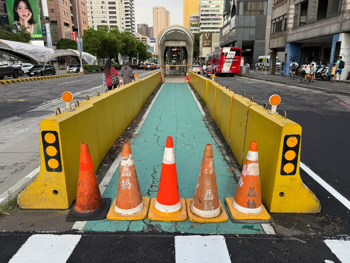 科博館站追撞波及公車 東行出口二先封閉修復
