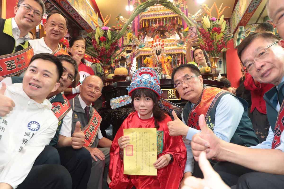 七夕這天做十六歲　台南青年在古禮與街巷間告別童年