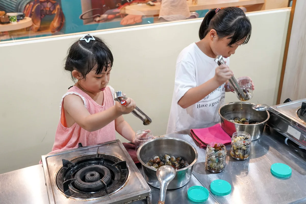 從搭船看蚵田到逛魚市 嘉義文觀局推布袋親子海線小旅行