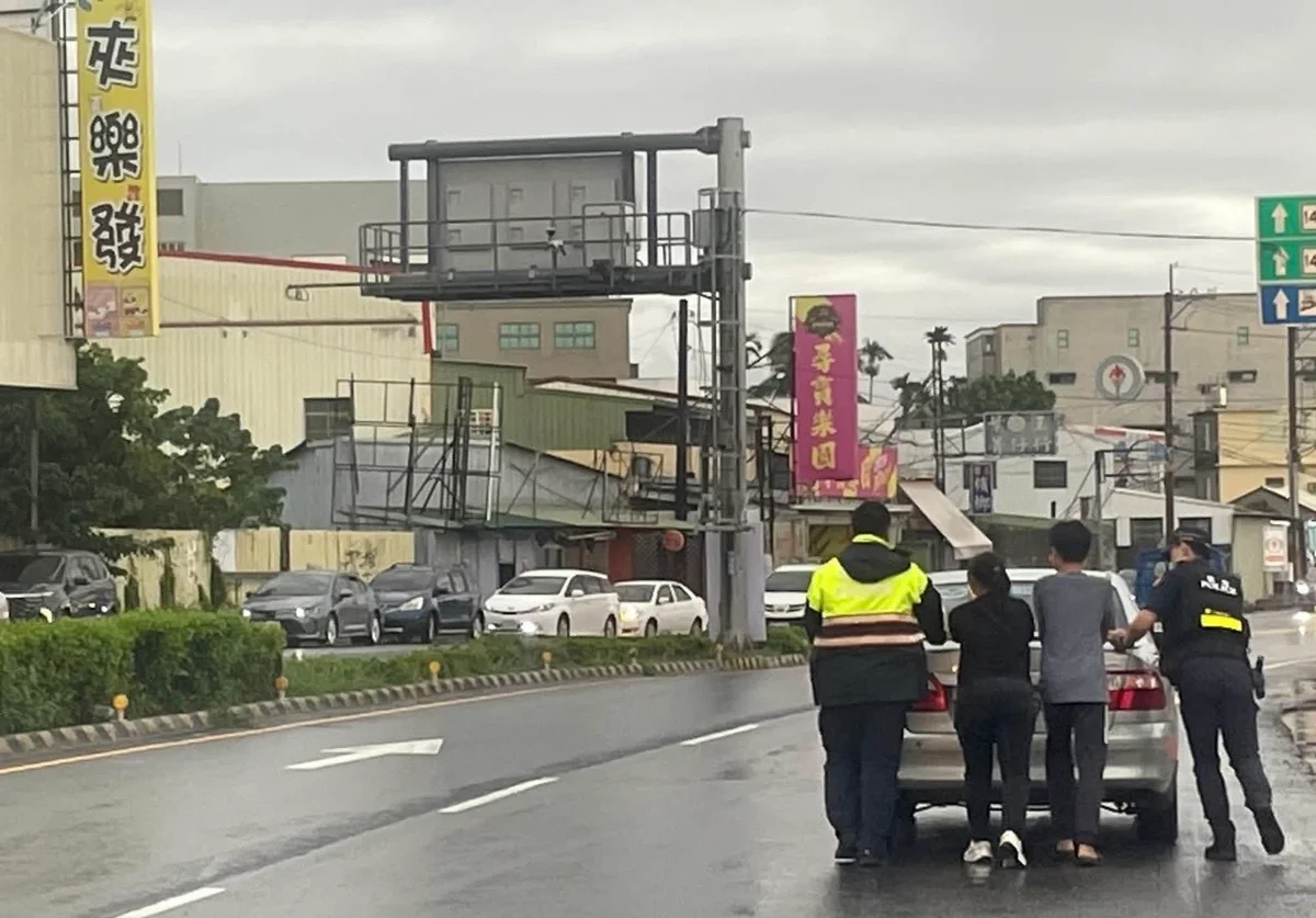 雨中受困員林交流道附近 溪湖警方助故障車脫險