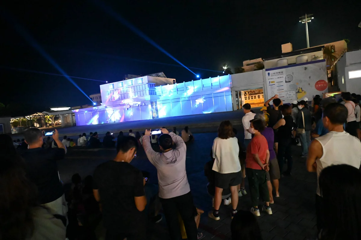 台東舊站夜裡成了售票機　光雕帶人重返城市記憶