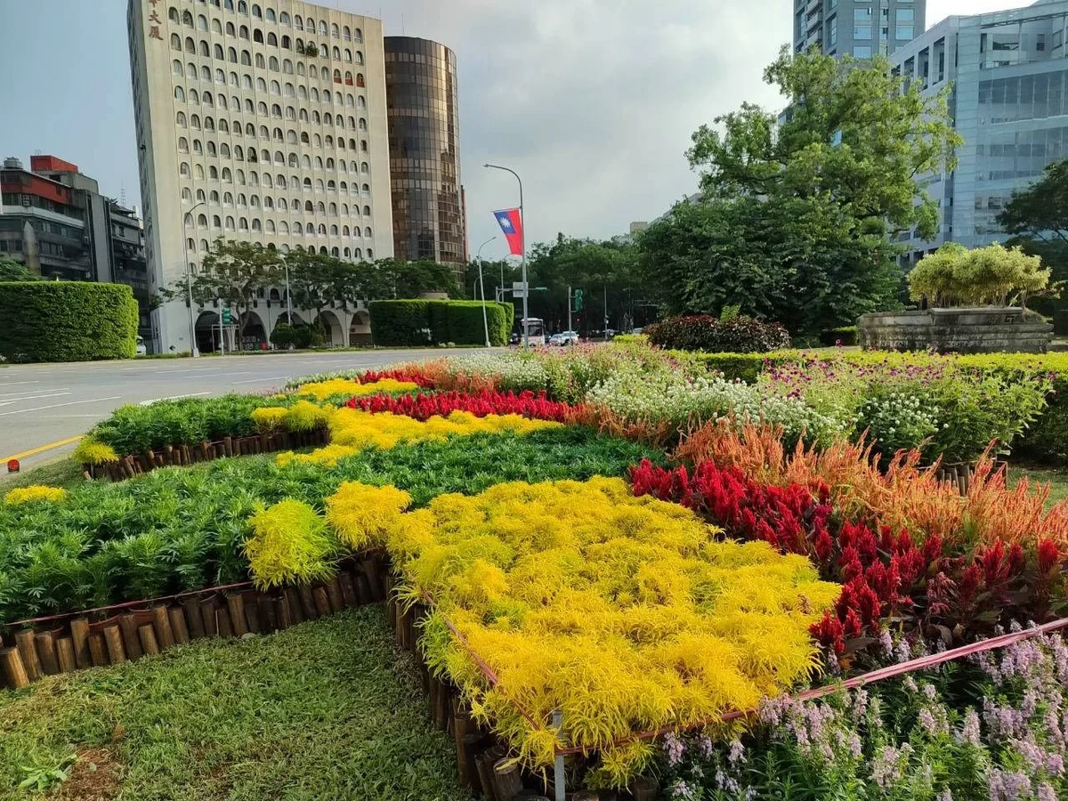 仁愛圓環換上雙十花景 1,688盆草花迎接國慶
