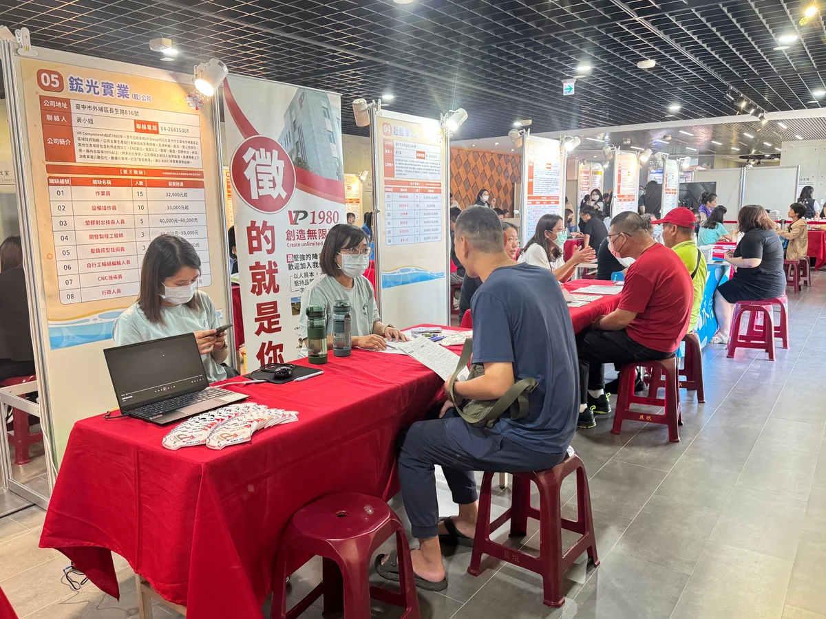 大甲徵才現場近五百人找機會 九百六十職缺留在海線