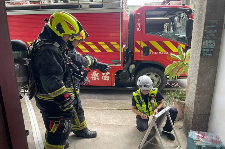 三灣透天住宅模擬火警 消防分隊演練救出二樓受困者